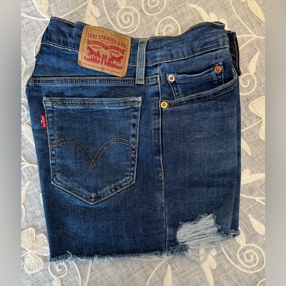 Levi’s Distressed High Rise Shorts - Picture 2 of 11